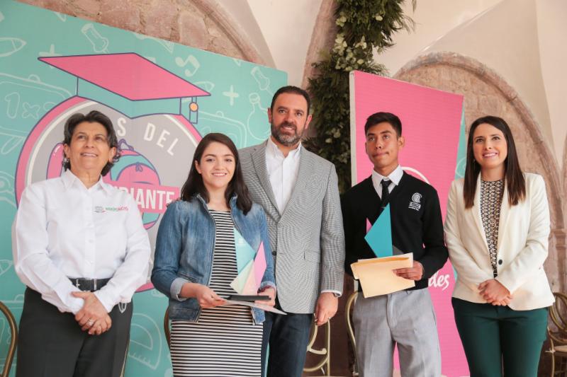 RECIBEN 105 ESTUDIANTES RECONOCIMIENTO A LA EXCELENCIA POR OBTENER LOS MEJORES PROMEDIOS DE ZACATECAS