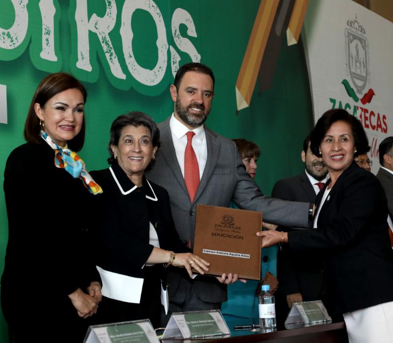 RECIBEN CONDECORACIÓN AL MÉRITO DOCENTES ZACATECANOS CON 30 Y 40 AÑOS DE SERVICIO