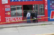MATAN A JOVEN MUJER DENTRO DE NEGOCIO DE TABLA ROCA