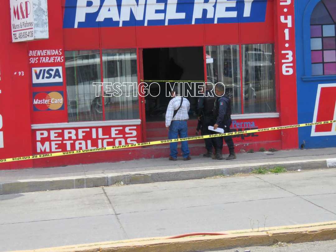 MATAN A JOVEN MUJER DENTRO DE NEGOCIO DE TABLA ROCA