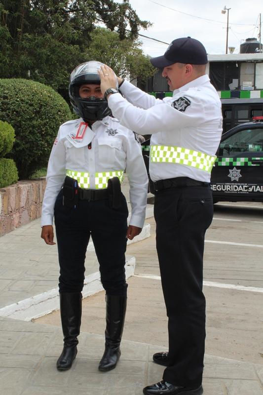 MOTOCICLISTAS DE POLICÍA DE SEGURIDAD VIAL RECIBEN CASCOS DE SEGURIDAD