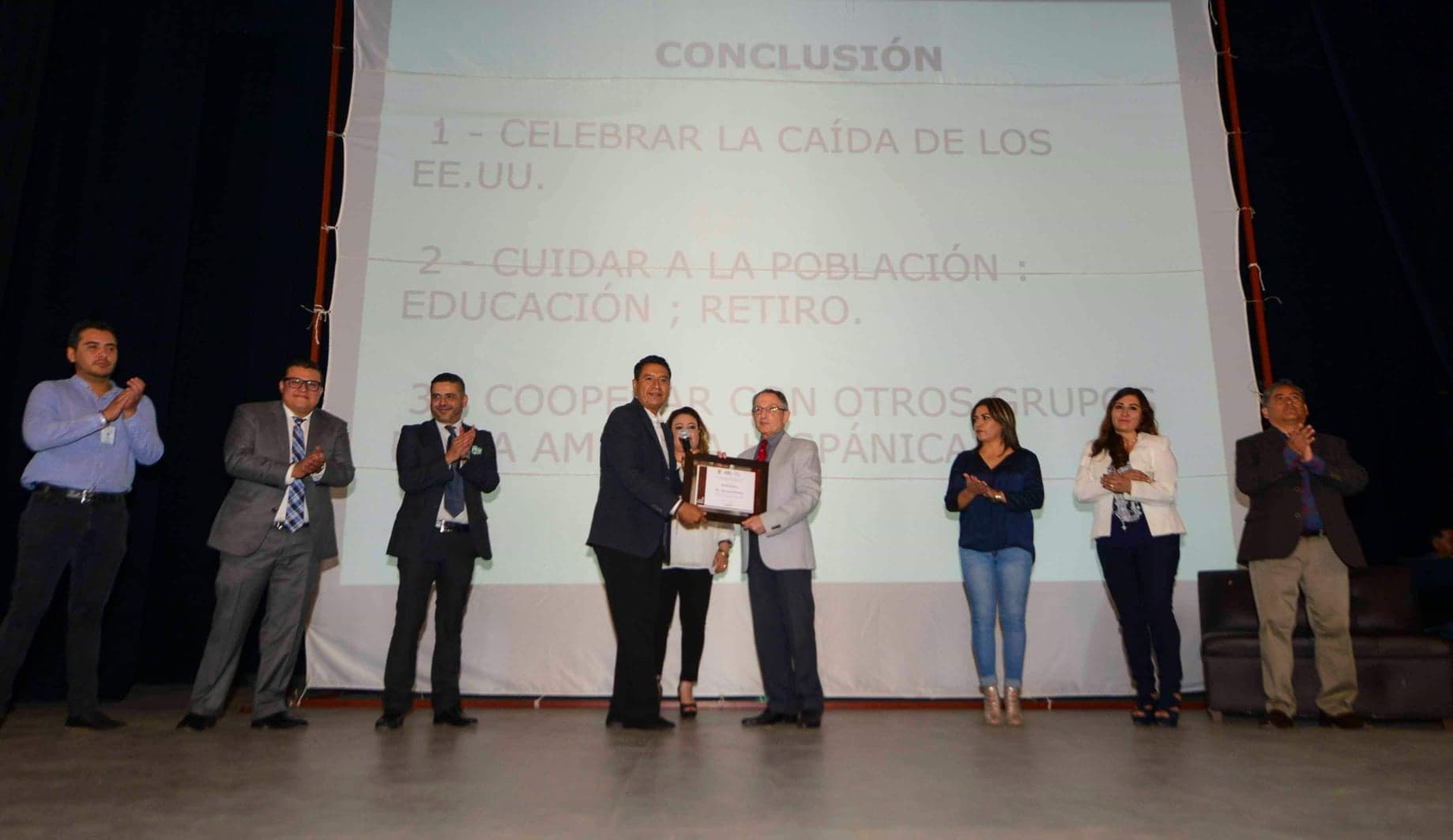 INVESTIGADOR FRANCÉS IMPARTE CONFERENCIA DE ECONOMÍA EN EL TEATRO ECHEVERRÍA