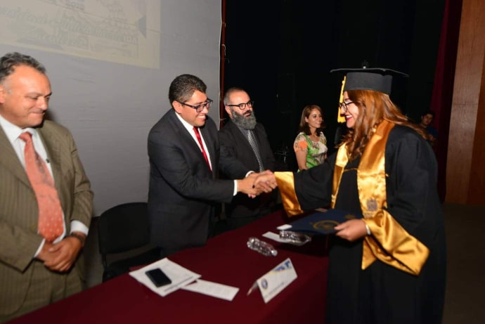 SAÚL, AMIGO CERCANO A LOS UNIVERSITARIOS, ENTREGA PAPELES A GRADUADOS DE PSICOLOGÍA DE LA BUAZ, EN FRESNILLO