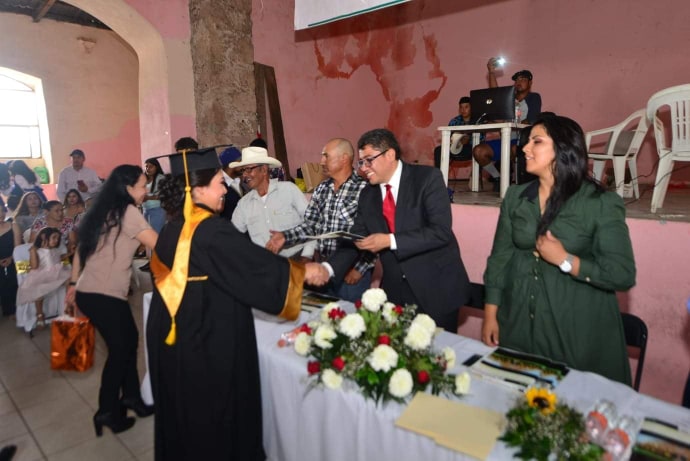 ALCALDE APADRINA A GRADUADOS DEL TELEBACHILLERATO DE GUADALUPE DE TRUJILLO