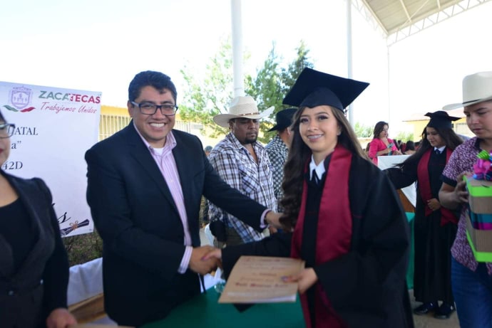RECONOCE SAÚL MONREAL EL ESFUERZO Y DEDICACIÓN DE LOS EGRESADOS DE LA PREPARATORIA FRANCISCO GOYTIA