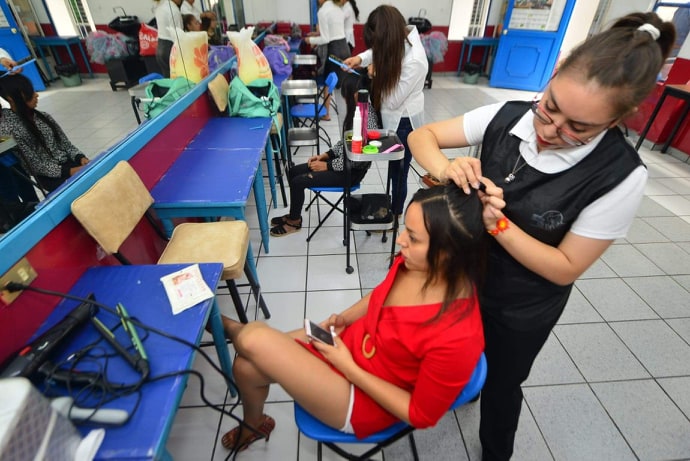 ACUDE ALCALDE A LA CLAUSURA DE CURSOS DEL INSTITUTO DE BELLEZA SILVANA