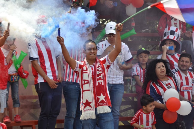 CHIVAS DERROTA A LAS ÁGUILAS EN EMOTIVO ENCUENTRO DE LEYENDAS DEL FUTBOL