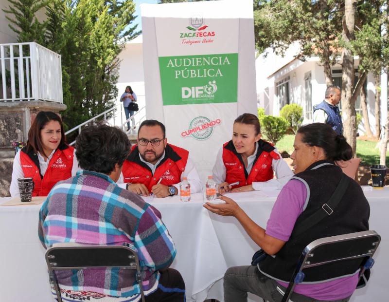 ATIENDE DIRECTORA DEL SEDIF 35 PERSONAS DURANTE AUDIENCIA PÚBLICA