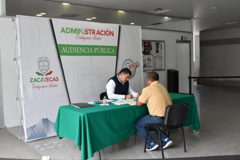 ATIENDE SECRETARIO DE ADMINISTRACIÓN A 40 PERSONAS EN AUDIENCIA PÚBLICA
