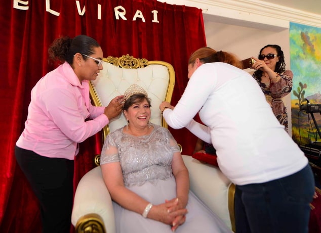 CORONAN A ELVIRA BARRIOS COMO REINA DE LA EDAD DE ORO DEL SMDIF