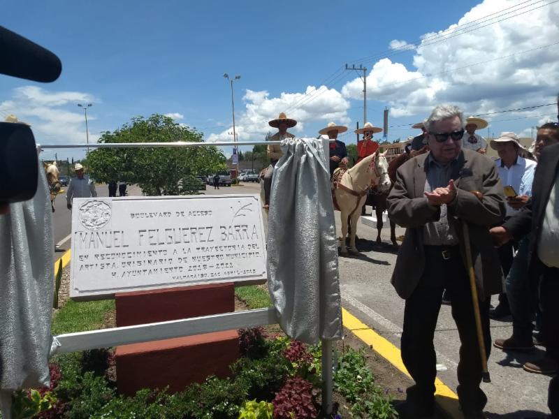 HOMENAJEA GOBIERNO A MANUEL FELGUÉREZ