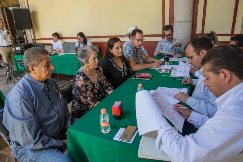 RECIBE SECRETARIO DE OBRAS PÚBLICAS PETICIONES DE HABITANTES DEL TEÚL DE GONZÁLEZ ORTEGA, EN AUDIENCIA