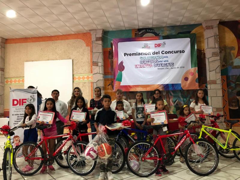 PREMIA SEDIF A GANADORES DEL CONCURSO DE DIBUJO COLOREANDO MIS DERECHOS POR UNA INFANCIA DIFERENTE