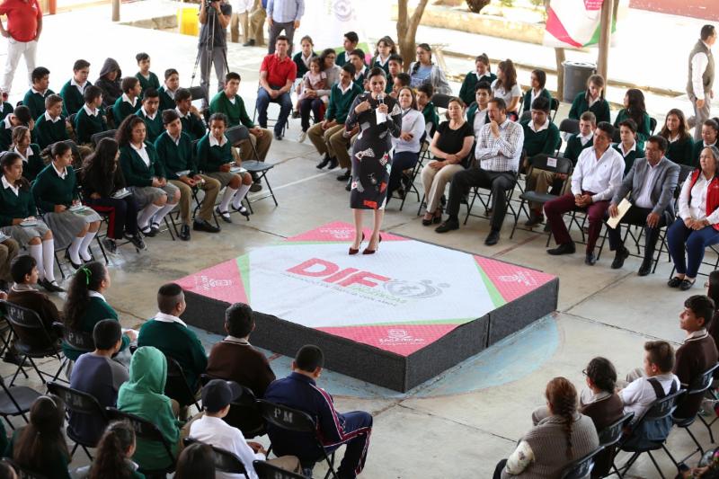 ESTUDIANTES DE SECUNDARIA DE MONTE ESCOBEDO RECIBEN LENTES DEL PROGRAMA VER BIEN PARA APRENDER MEJOR