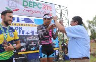 PREMIA SAÚL MONREAL AVILA A LOS GANADORES DEL TRIATLON EXTREMO LOS JALES 2019