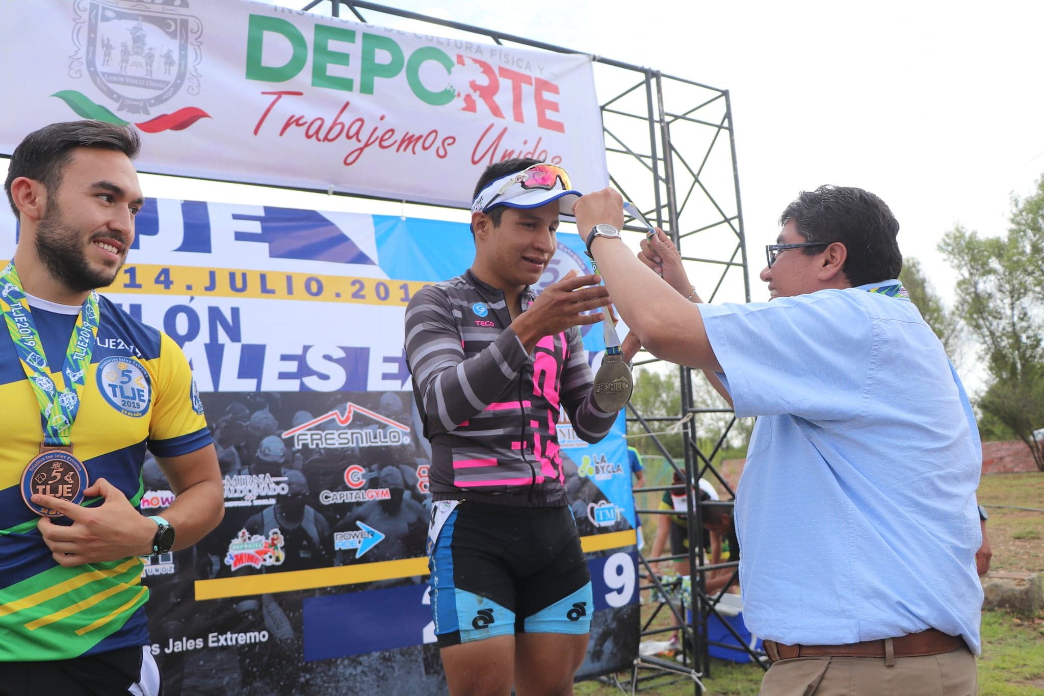PREMIA SAÚL MONREAL AVILA A LOS GANADORES DEL TRIATLON EXTREMO LOS JALES 2019
