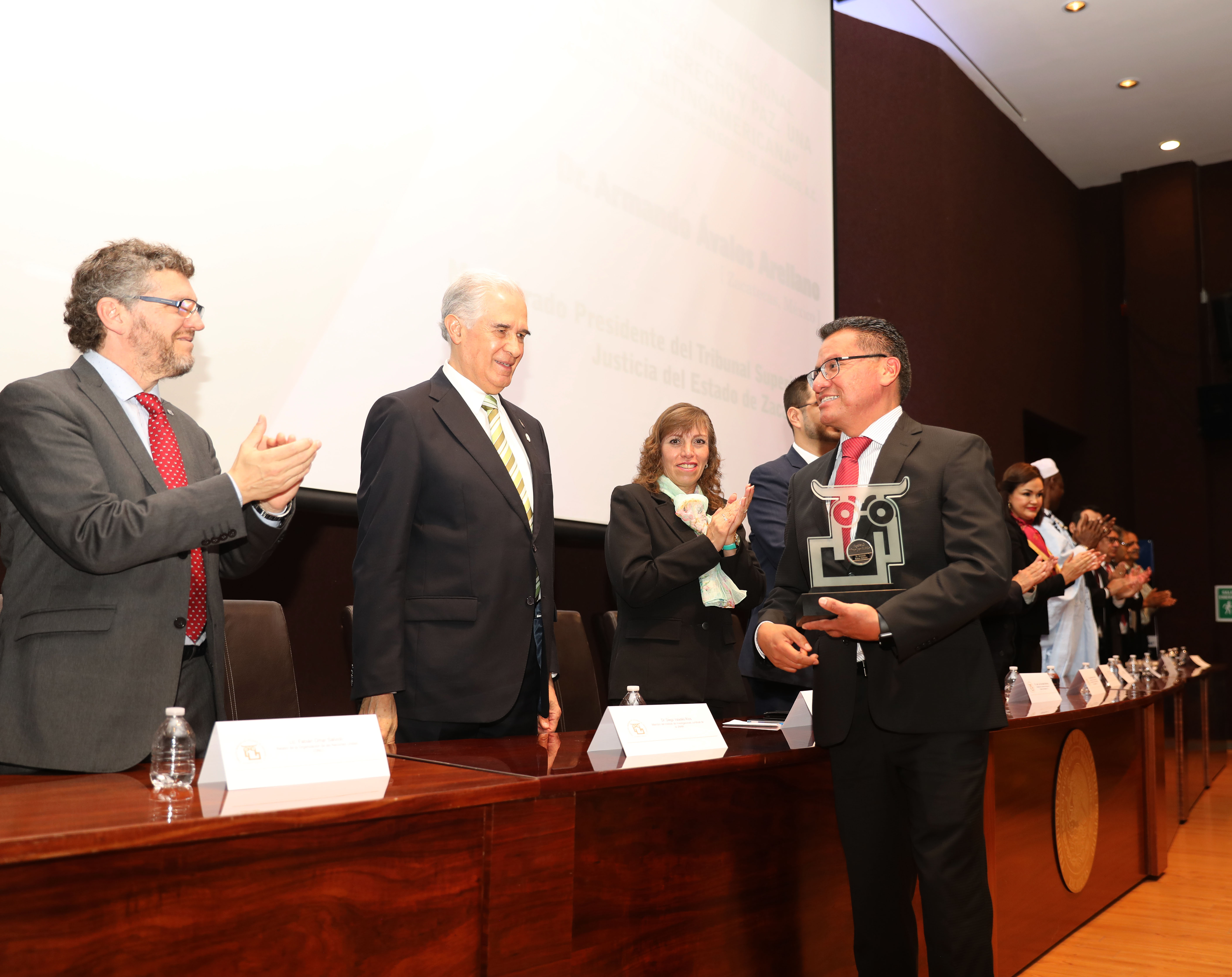 CONDECORAN CON LA MEDALLA “LEGIÓN DE HONOR” AL MAGISTRADO PRESIDENTE DEL TSJEZ ARMANDO ÁVALOS ARELLANO