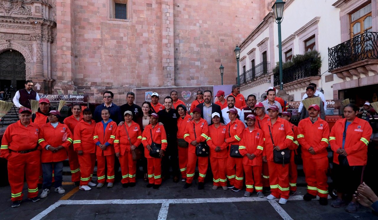 ENTREGAN AUTORIDADES EQUIPO DE LIMPIEZA A PERSONAL DEL AYUNTAMIENTO CAPITALINO