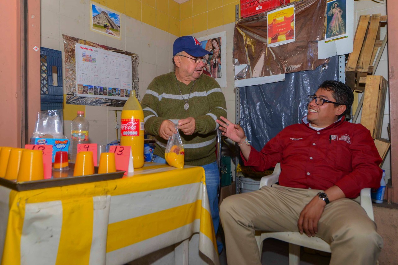 DISFRUTA SAÚL MONREAL DE UNA GELATINA DEL SEÑOR LUNA