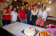 La presidenta del DIF municipal, Lupita Pérez Vázquez festeja onomástico 95 de Doña Chilo