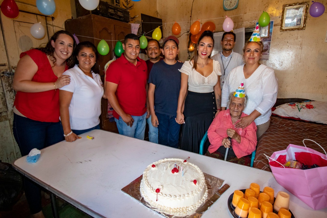 La presidenta del DIF municipal, Lupita Pérez Vázquez festeja onomástico 95 de Doña Chilo