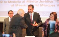 RECIBE URIEL MÁRQUEZ MEDALLA AL MÉRITO JURÍDICO TOMÁS TORRES, POR SU APORTACIÓN AL DERECHO