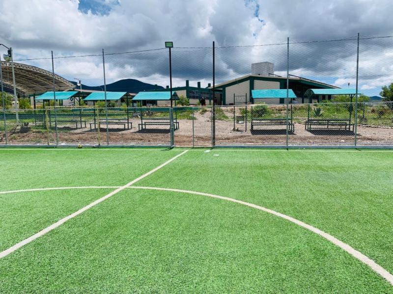 CONSTRUYE GOBIERNO ESTATAL CANCHA DE PASTO SINTÉTICO EN MAZAPIL