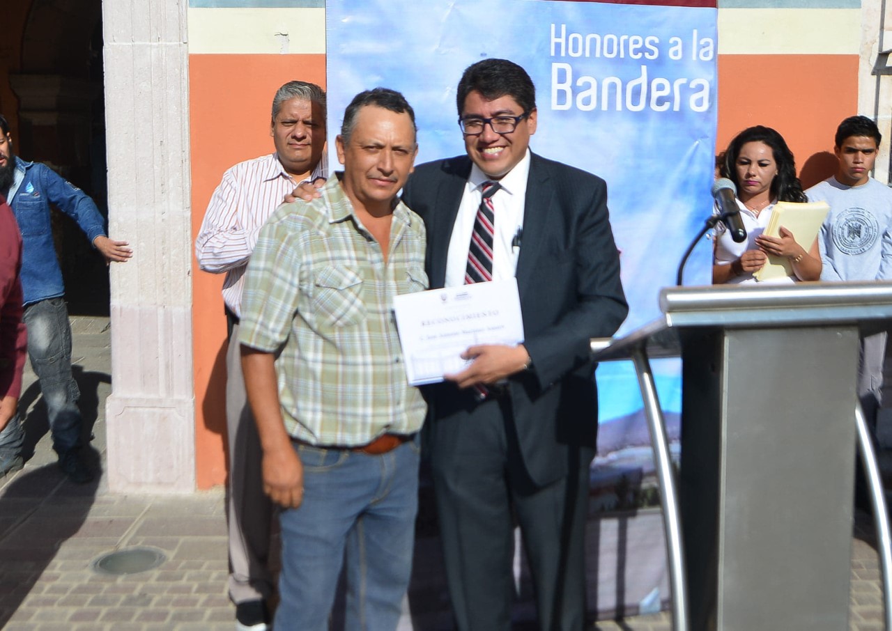 Trabajadores del H. Ayuntamiento son reconocidos por su labor y reciben reconocimiento por parte del alcalde Saúl Monreal Ávila