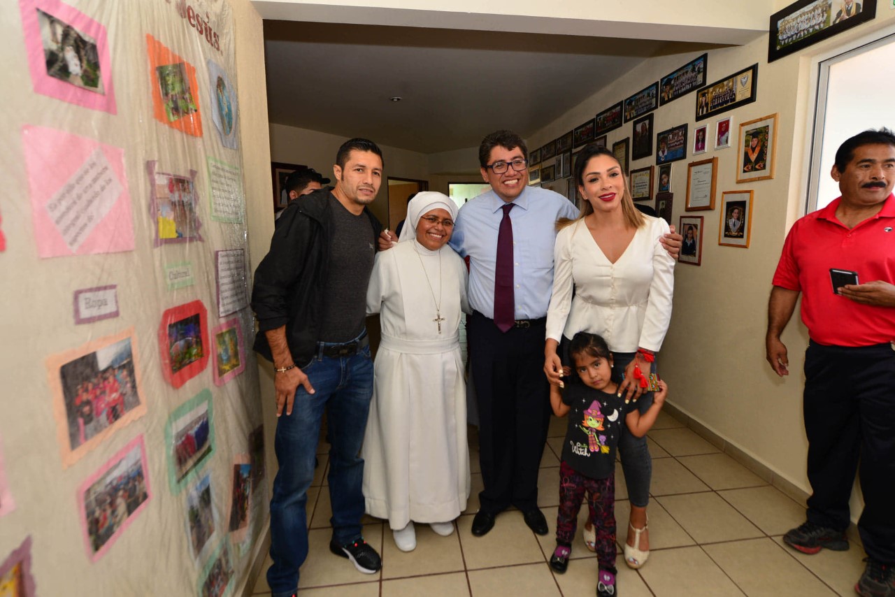 EL EX CAMPEON DEL MUNDO EN BOXEO JHONNY GONZÁLEZ MOTIVA A NIÑOS DE LA VILLA INFANTIL