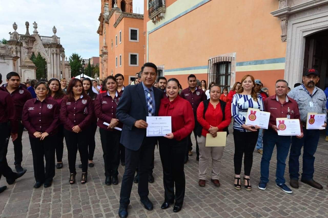 SERVIDORES PÚBLICOS DEL H. AYUNTAMIENTO RECIBEN RECONOCIMIENTO POR CALIDAD DEL MES.