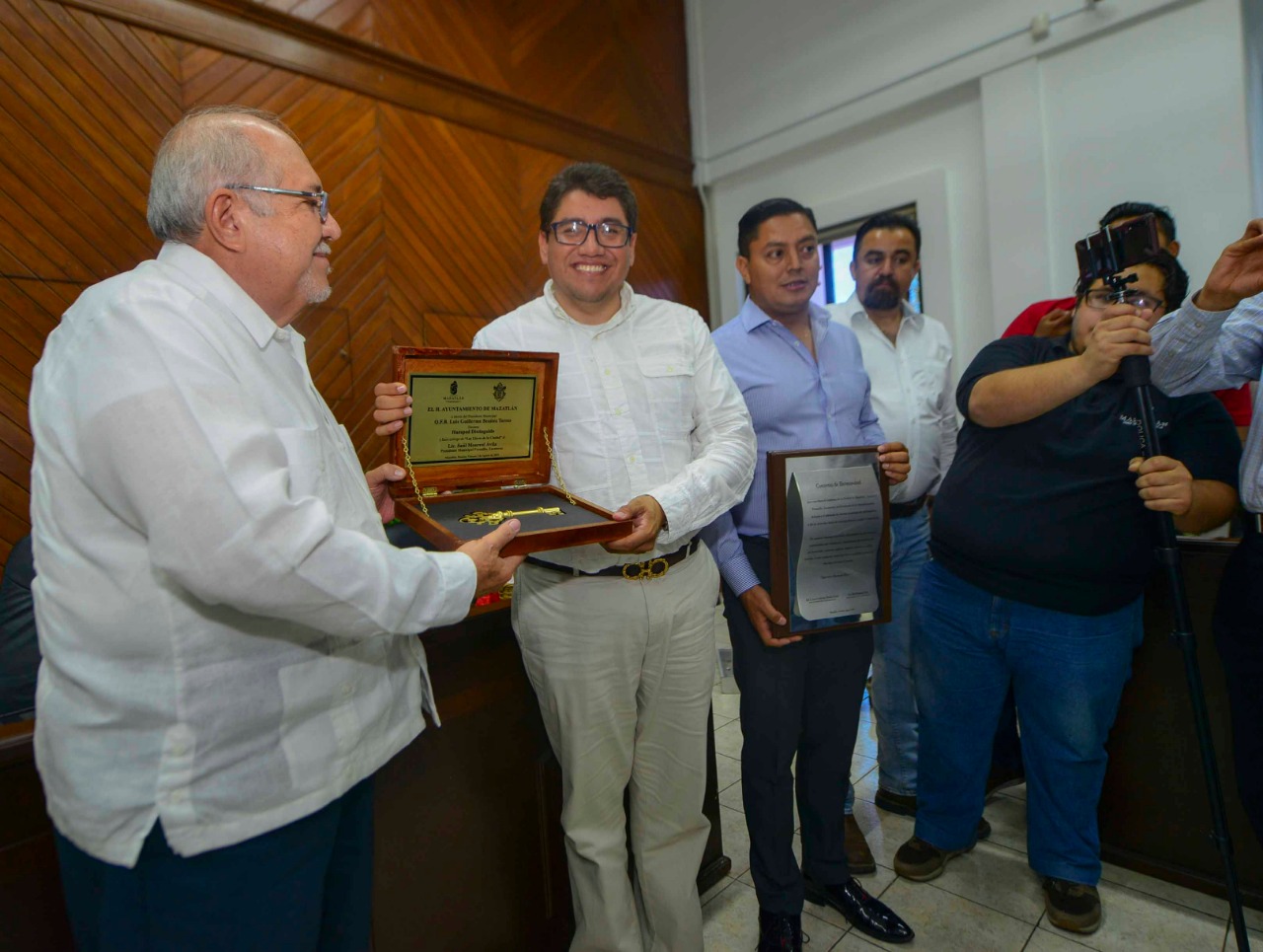 NOMBRAN A SAÚL MONREAL ÁVILA: VISITANTE DISTINGUIDO Y LE ENTREGAN LAS LLAVES DE LA CIUDAD DE MAZATLÁN