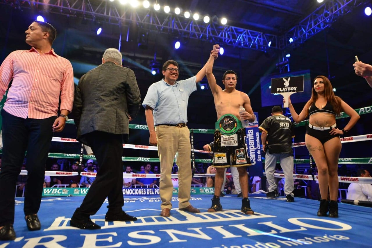 JHONNY GONZÁLEZ SE LLEVA EL TITULO DE FECARBOX PLATA DEL CONSEJO MUNDIAL DEL BOXEO DE LA WBC Y FRESNILLO SE VUELVE LA CAPITAL DEL BOX
