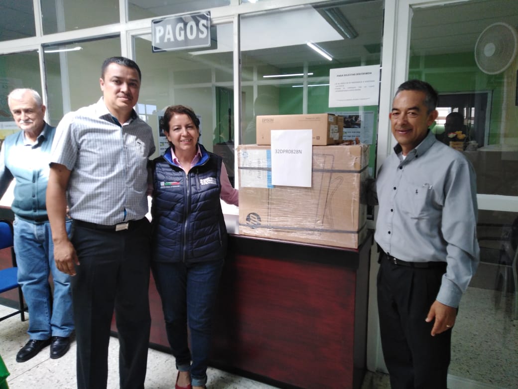 Entregan mobiliario y equipo tecnológico al sector educativo en Fresnillo.