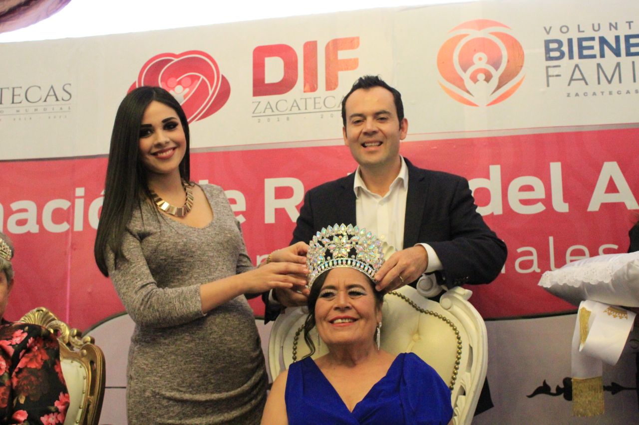 FESTEJA ULISES MEJÍA HARO A ABUELITOS Y ABUELITAS DE LA JOYA DE LA CORONA