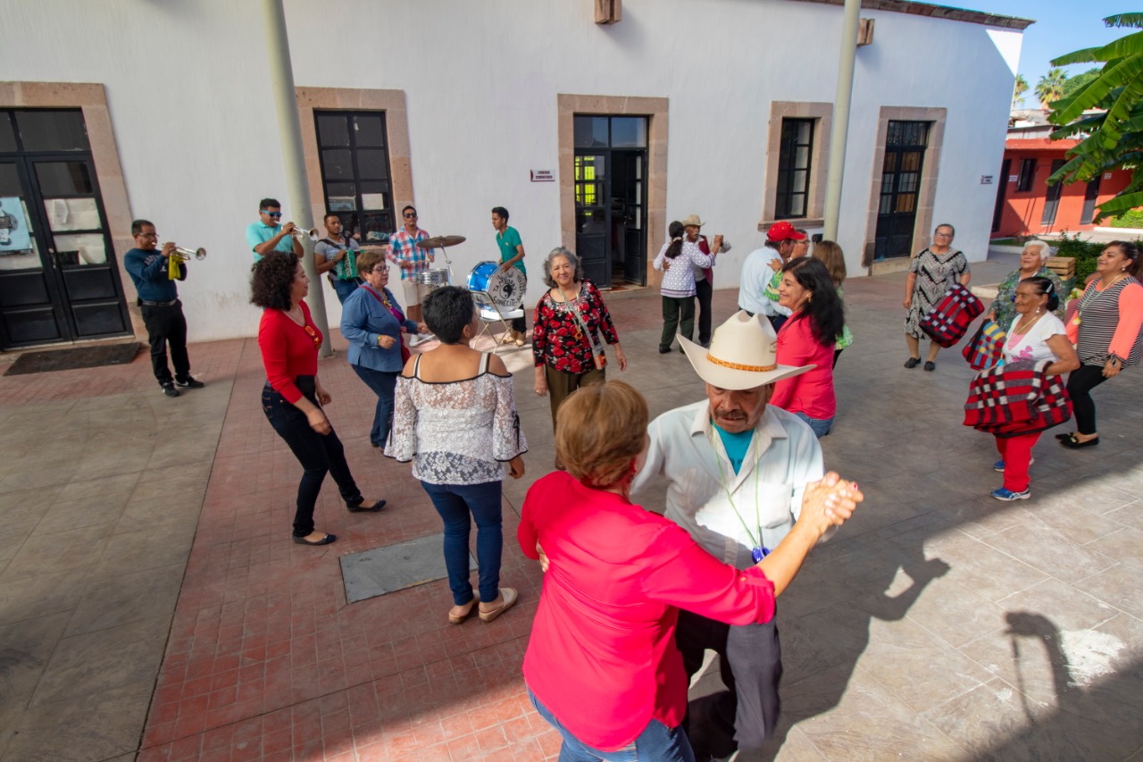 ABUELITOS DISFRUTAN CALLEJONEADA OFRECIDA POR DIF