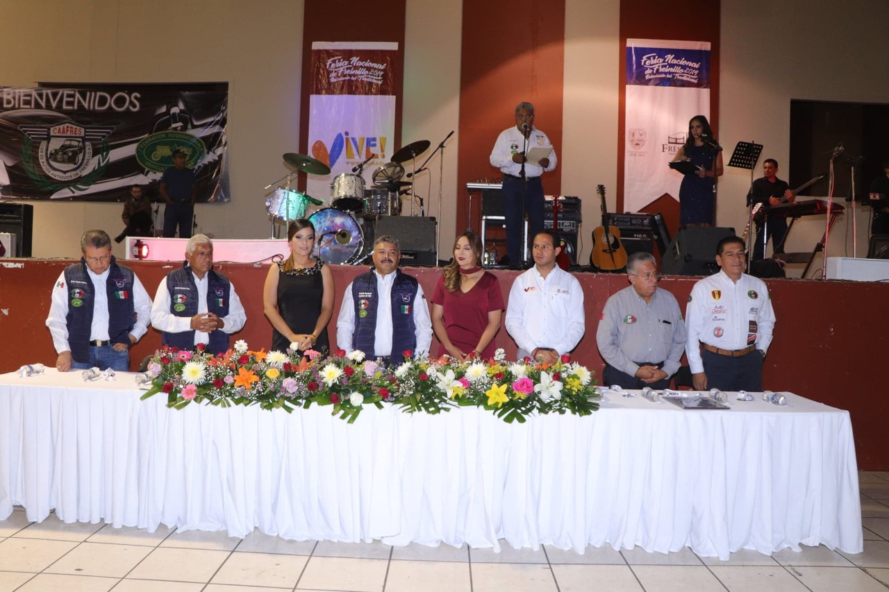 CAFRES DE FRESNILLO CELEBRA 25 AÑOS Y REALIZAN DESTAPE DE 12 AUTOS ANTIGUOS