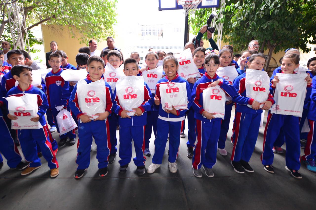 ENTREGAN PAQUETES DE ÚTILES ESCOLARES A ESTUDIANTES FRESNILLENSES