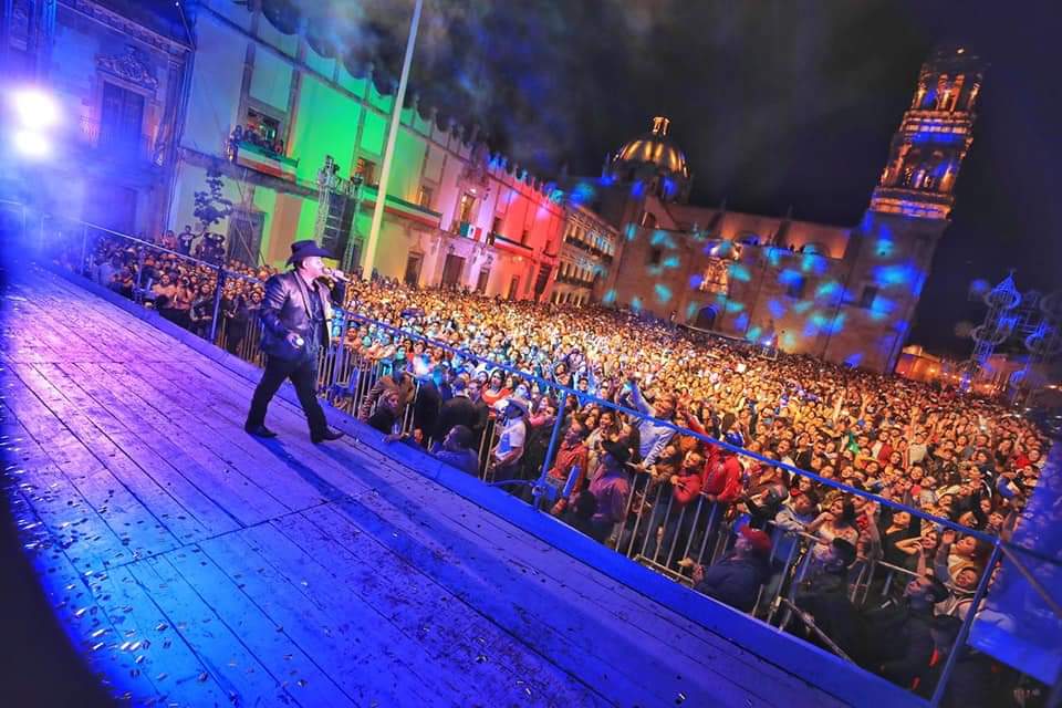 CHUY LIZARRAGA HACE VIBRAR PLAZA DE ARMAS