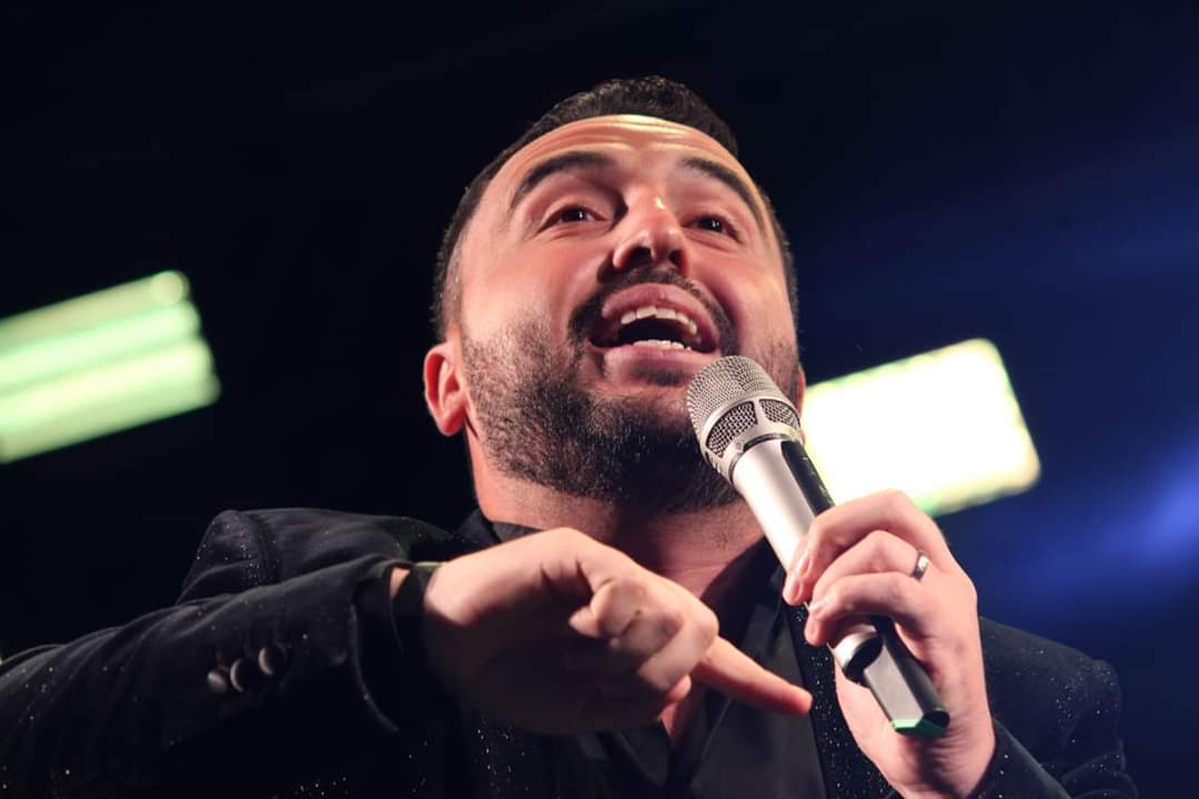 MIKE SALAZAR DESPRENDE CARCAJADAS AL PÚBLICO DE LA FENZA