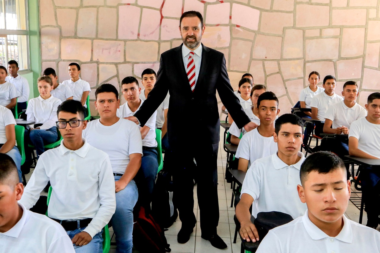 ABANDERA GOBERNADOR TELLO PRIMERA GENERACIÓN DEL BACHILLERATO GENERAL POLICIAL