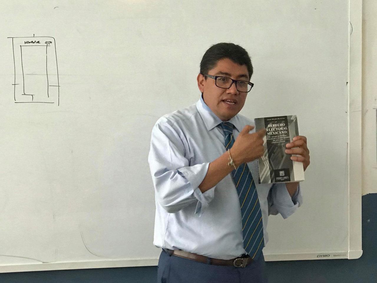 IMPARTE SAÚL MONREAL CLASES A LOS ESTUDIANTES