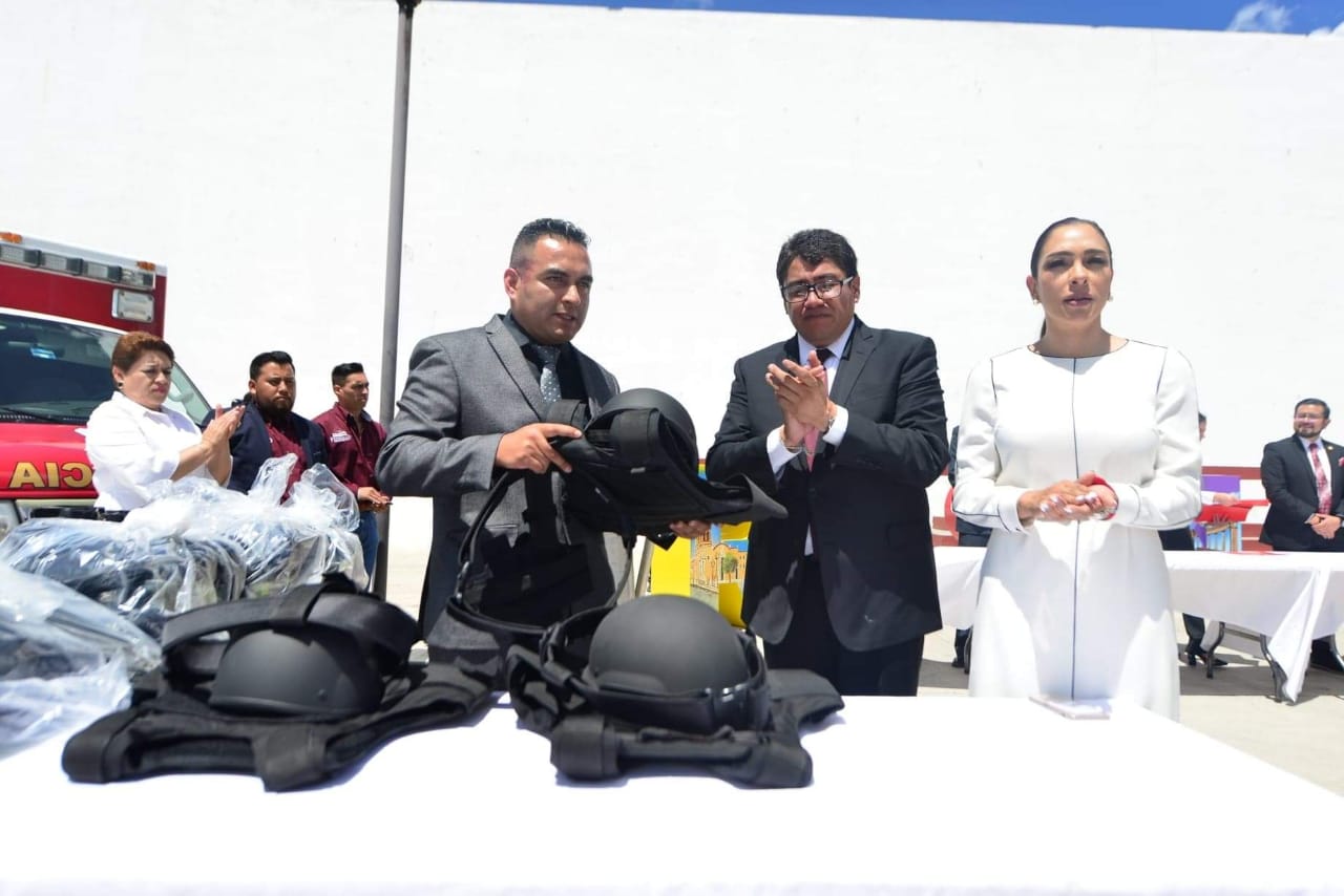 ENTREGA SAÚL MONREAL ÁVILA; 2 MILLONES 997 MIL PESOS, EN EQUIPAMIENTO DE  ELEMENTOS DE SEGURIDAD PÚBLICA Y PROTECCIÓN CIVIL