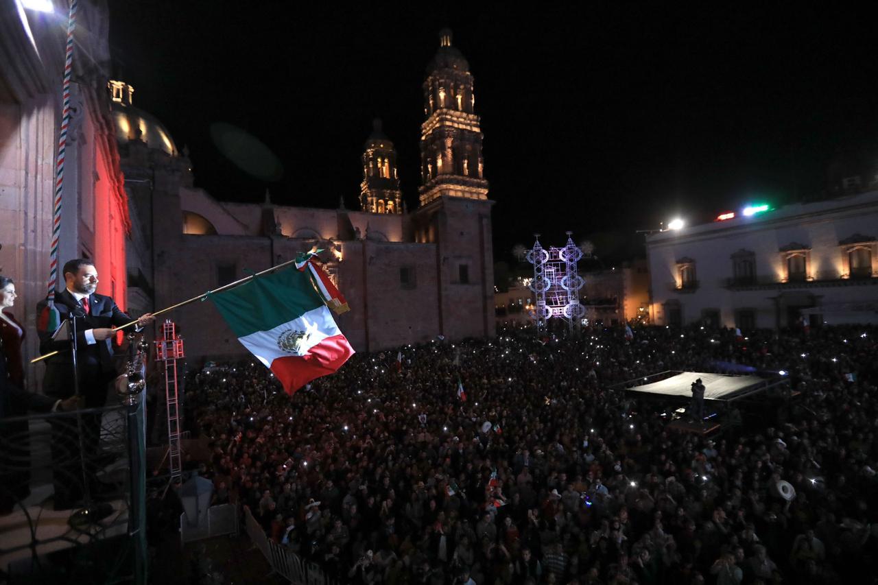ANTE UNA PLAZA DE ARMAS A SU MÁXIMA CAPACIDAD GOBERNADOR ENCABEZA GRITO DE INDEPENDENCIA