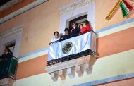POR PRIMERA VEZ,  EL ALCALDE,  SAÚL MONREAL ÁVILA DIO EL GRITO DE INDEPENDENCIA EN EL PALACIO MUNICIPAL