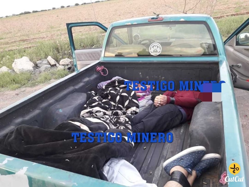 EJECUTAN A 2 Y LOS DEJAN EN UNA CAMIONETA