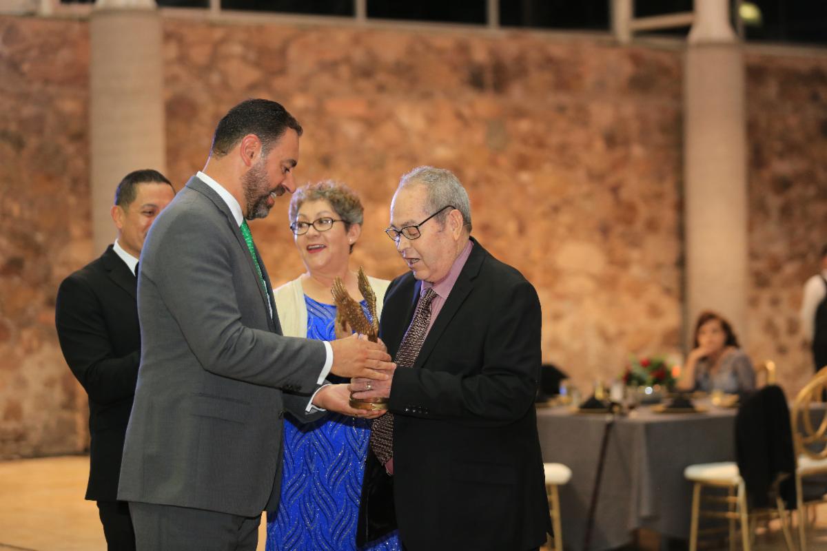 RECIBE GREGORIO CASILLAS GALARDÓN 