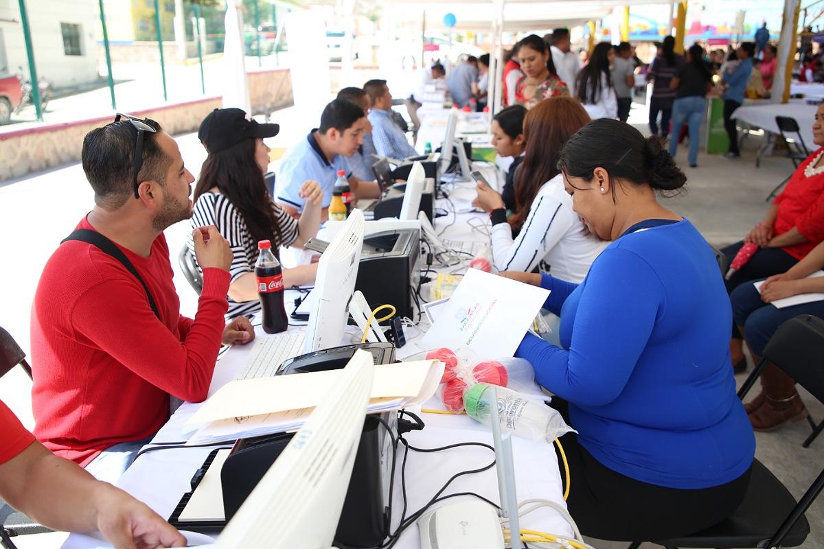 HABITANTES DE MELCHOR OCAMPO RECIBEN APOYOS EN LA FERIA DIFERENTE