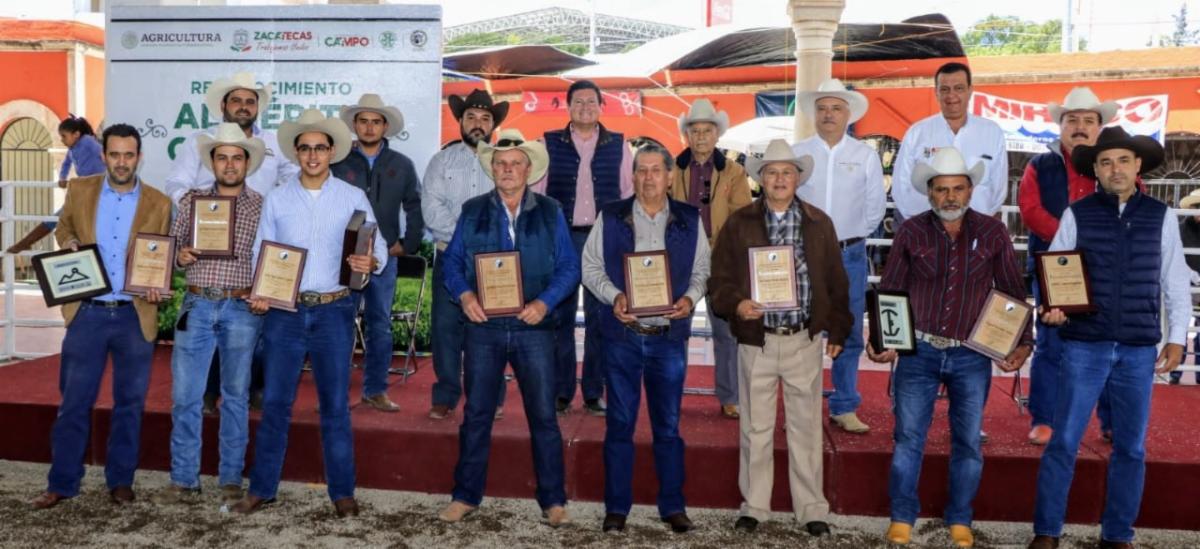 RECIBEN PRODUCTORES ESTATALES MEDALLAS AL MÉRITO GANADERO