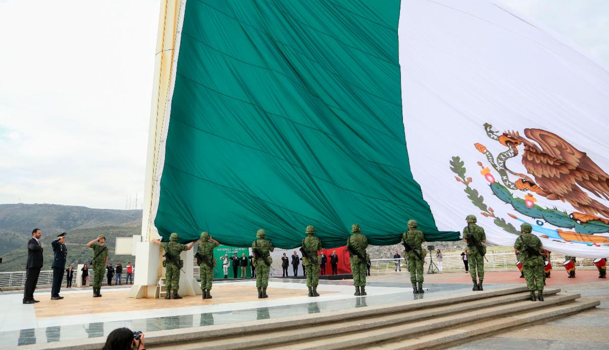 ENCABEZA TELLO HONORES A LA BANDERA EN INICIO DE CELEBRACIONES DEL MES PATRIO