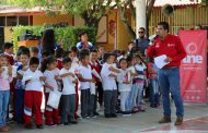 UNE ENTREGA PAQUETES ESCOLARES EN EL CAÑÓN DE TLALTENANGO